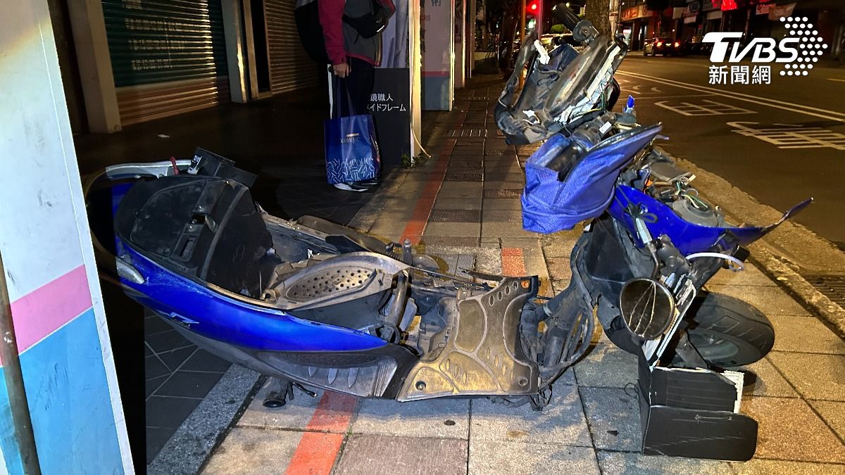 雙方車輛毀損嚴重。(圖/TVBS)