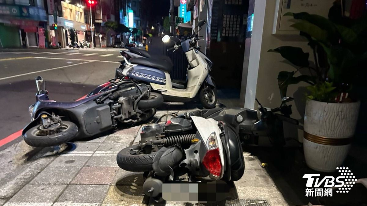 停車格內的3輛機車遭到波及。(圖/TVBS)