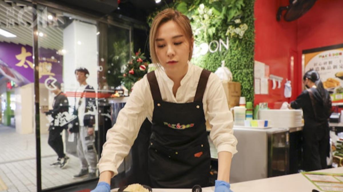 梁茵點餐上菜親力親為。(圖/香港01)