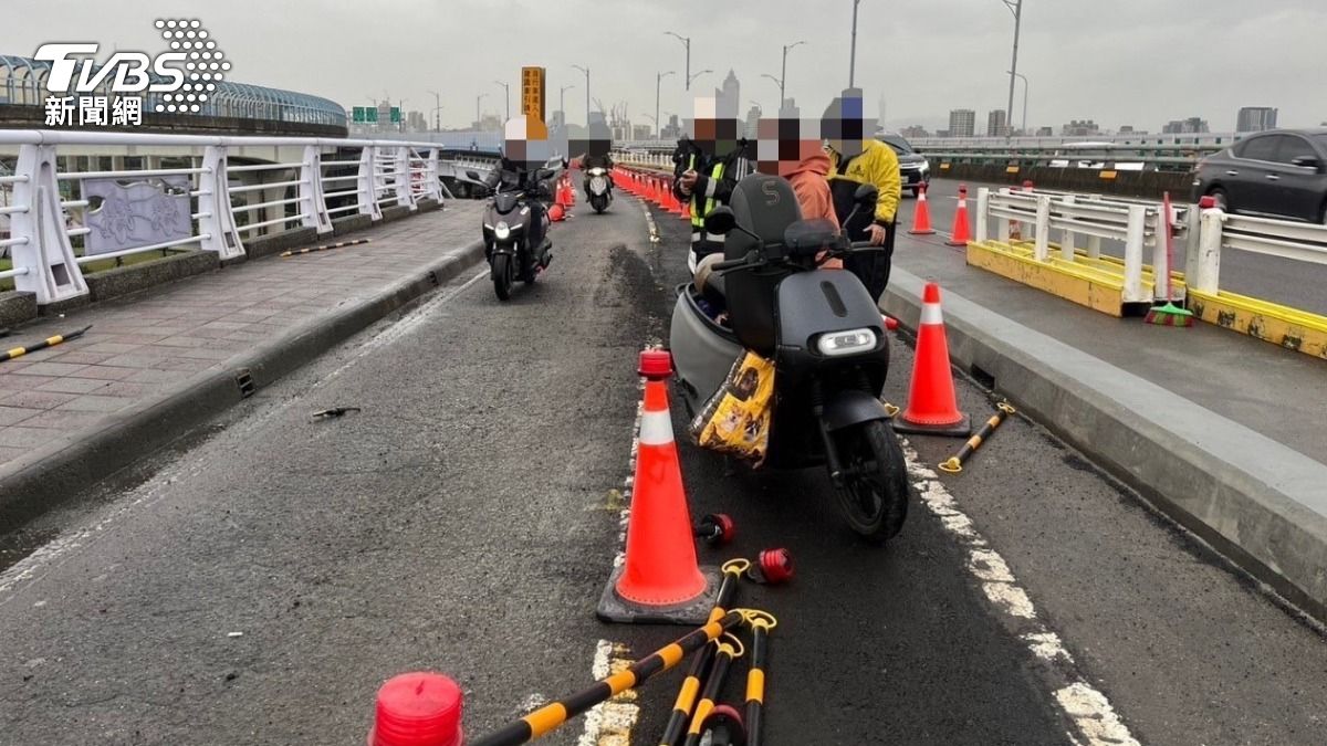 新北大橋機車道布滿碎石，4騎士摔車。（圖／TVBS）