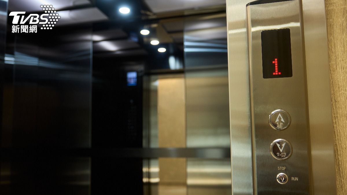 陸男多次「早1分鐘下班等電梯」被當早退開除　怒告公司結果出爐