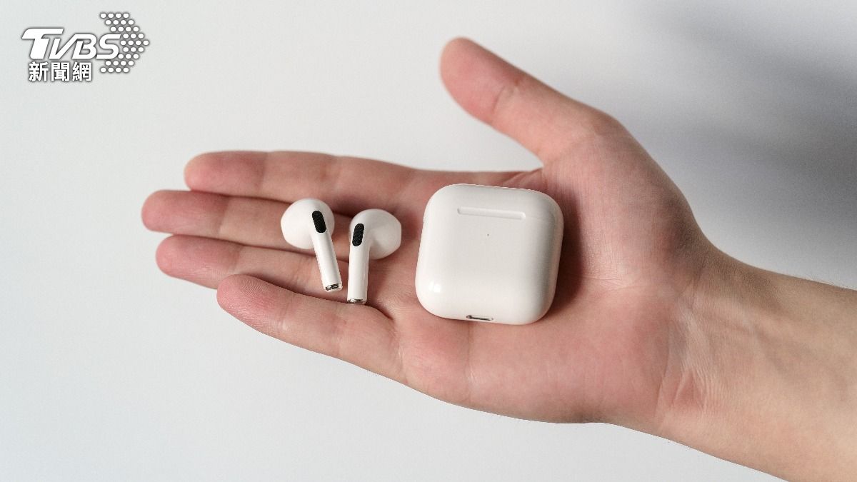 強化AI　傳蘋果AirPods「裝鏡頭、感測器」估2026量產