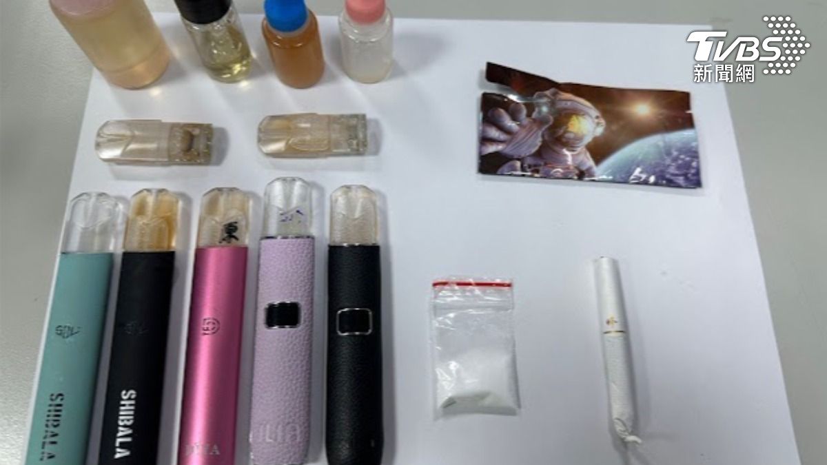 警方從郭女身上查獲多種毒品。（圖／TVBS）