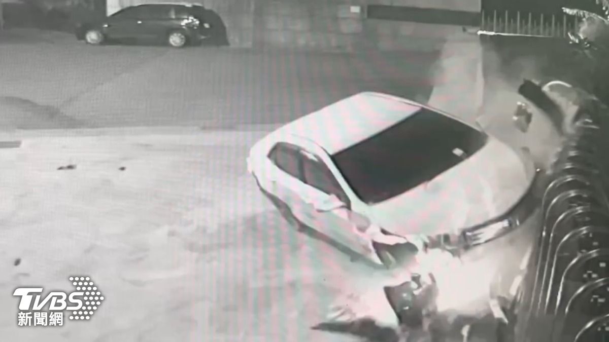 女毒駕見警狂逃!下秒慘撞工廠閘門 還辯「在車上尿尿」