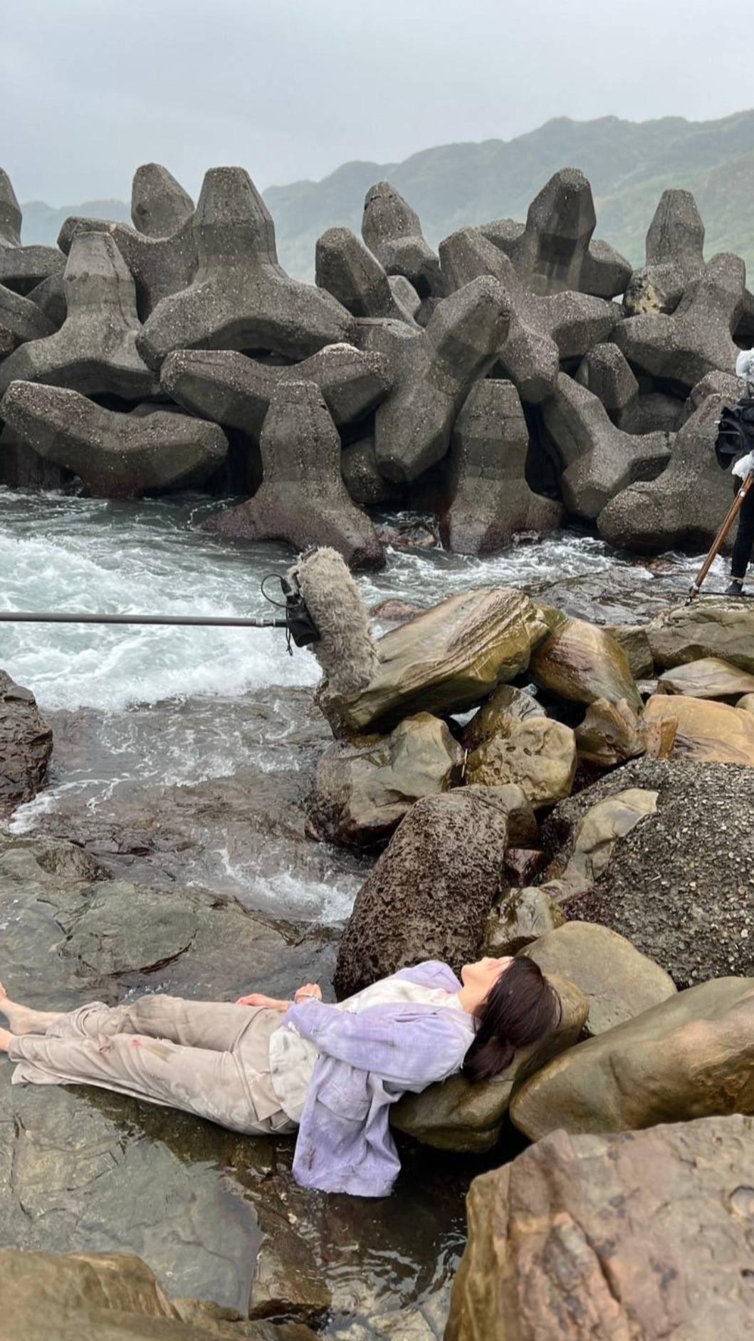 江祖平落崖又漂流到岸上。(圖/三立提供)