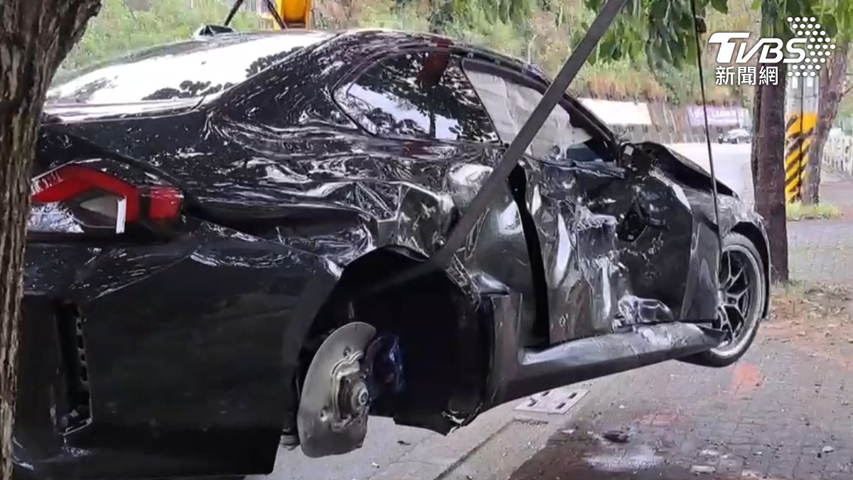 BMW轎車嚴重毀損。(圖/TVBS)