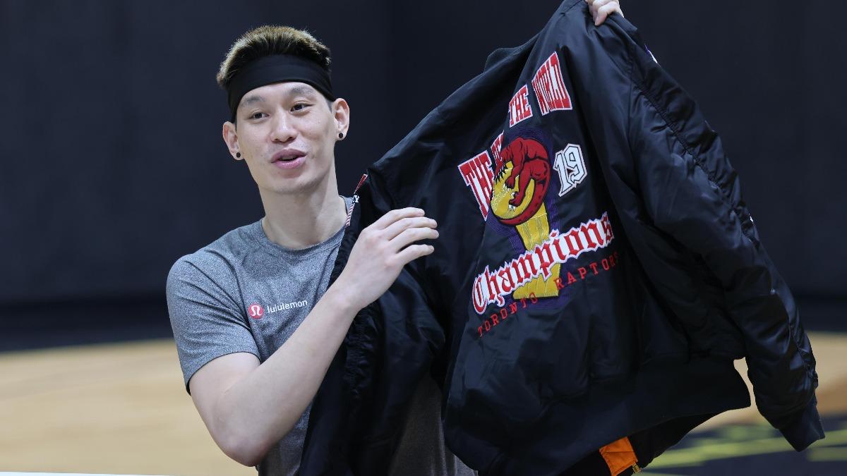 林書豪分享在NBA時的收藏。(圖/新北國王提供)