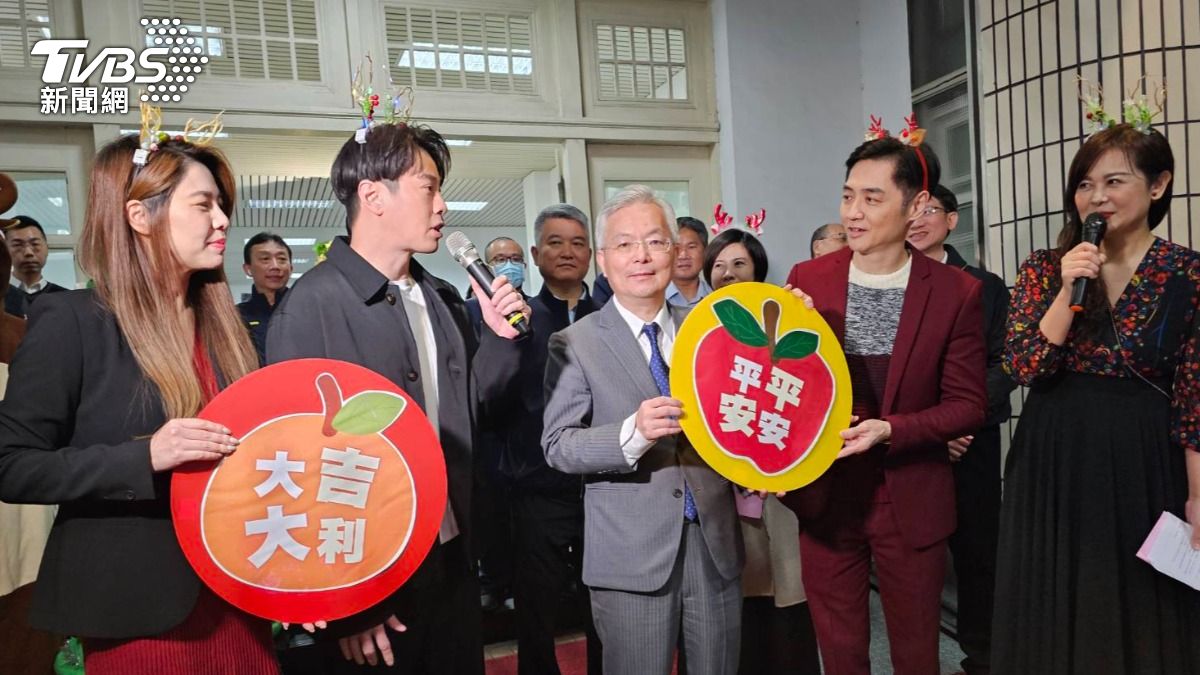 宋逸民、陳維齡夫妻,及吳東諺、白家綺夫妻贈送蘋果、橘子。(圖/TVBS)