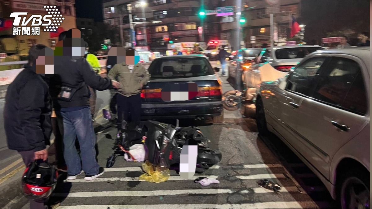 開車突昏倒!新北61歲男失控「連撞4汽機車」命危送醫