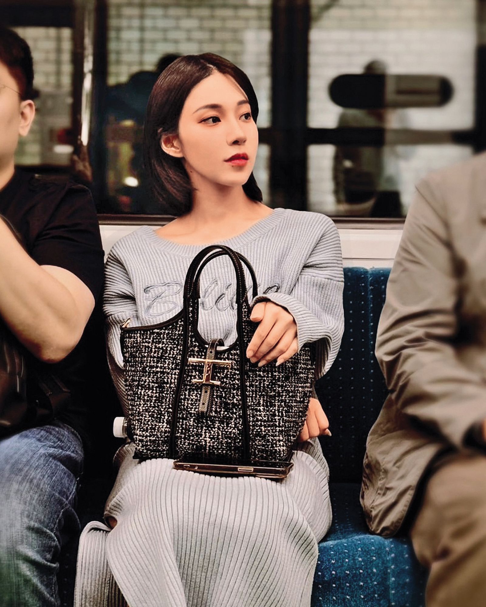 華服、名牌包在奈奈子身上是標準配備，其實都有金主支援。（圖／翻攝自奈奈子IG）