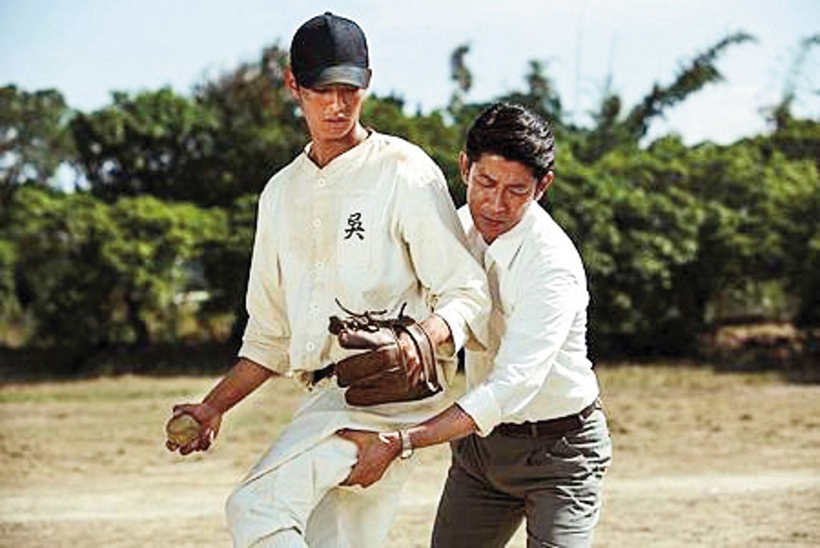 曹佑寧（左）2014年演出電影《KANO》一炮而紅，之後「棄球從演」，如今已在娛樂圈站穩腳步。右為永瀨正敏。（圖／鏡週刊）