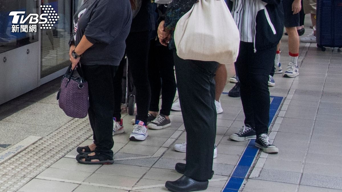 硬擠搶上車！北捷阿伯「想插隊挨揍」　女乘客不爽月台互毆