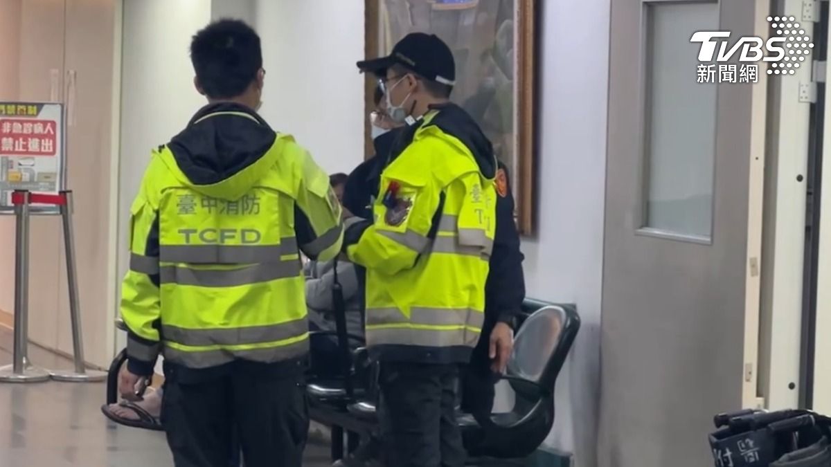 兩名員警遭刀砍傷送醫。(圖/TVBS)