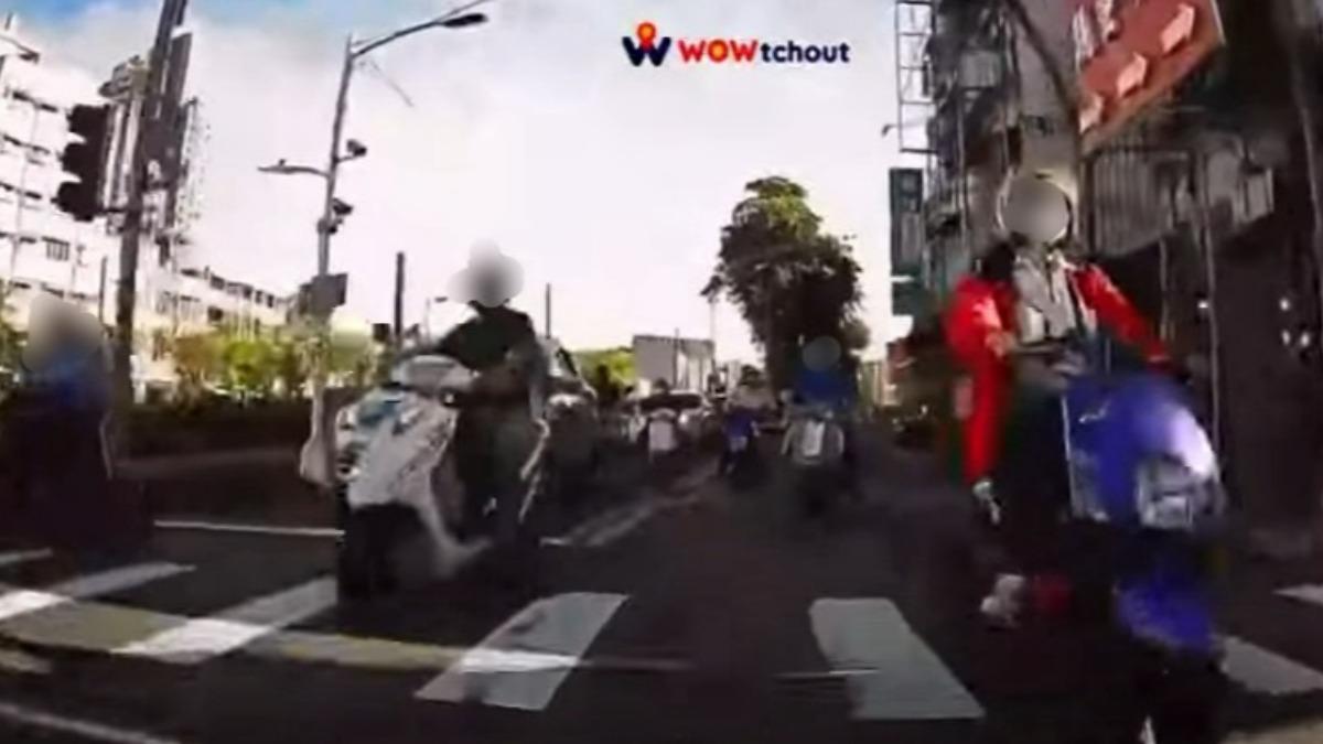 綠燈亮一群機車逆向衝出 高雄騎士淡定送聖誕禮:記得繳罰單