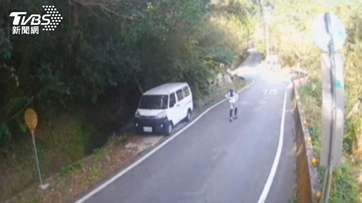監視器拍到張男停車後短暫停留。(圖/TVBS)