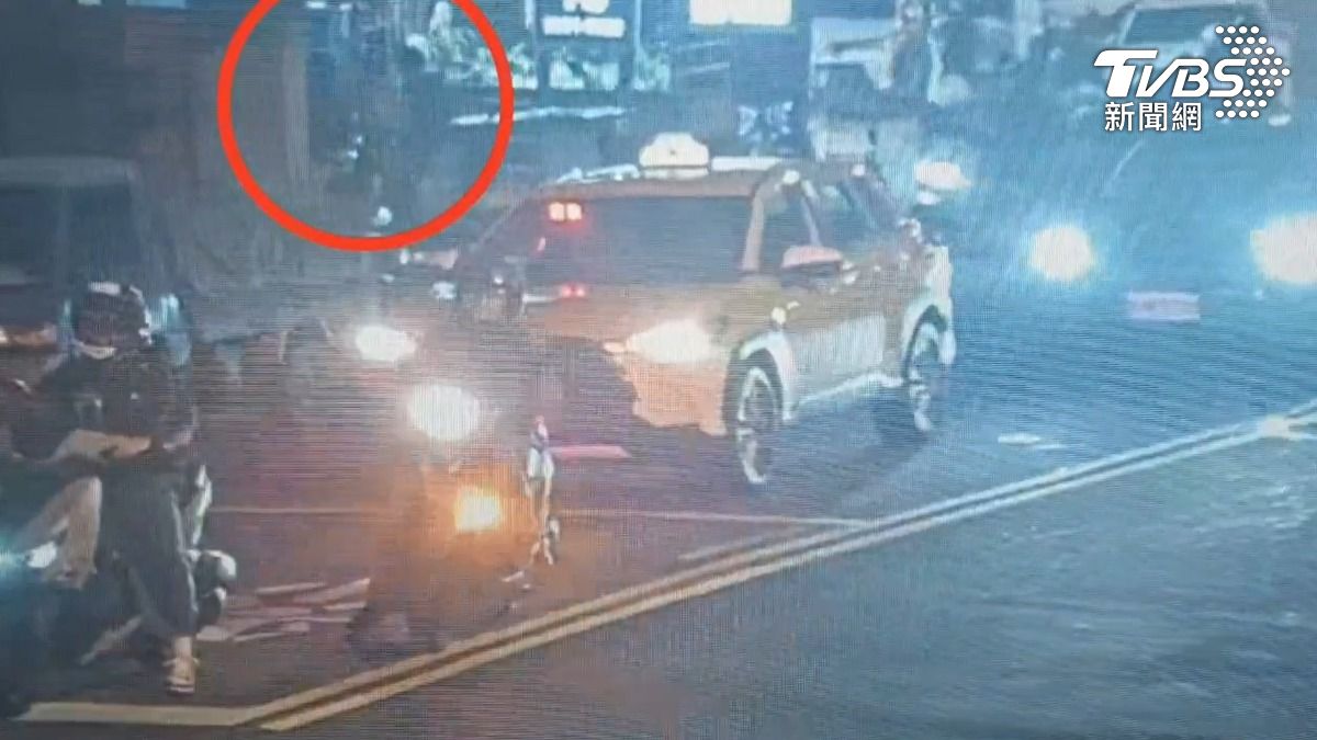 警方逮捕陳姓女車手。（圖／TVBS）