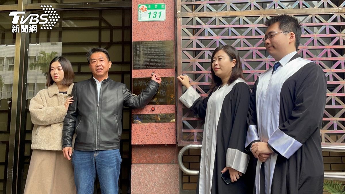 民進黨立委許智傑(左2)與他女兒許馨(左1)。(資料圖/潘千詩攝)