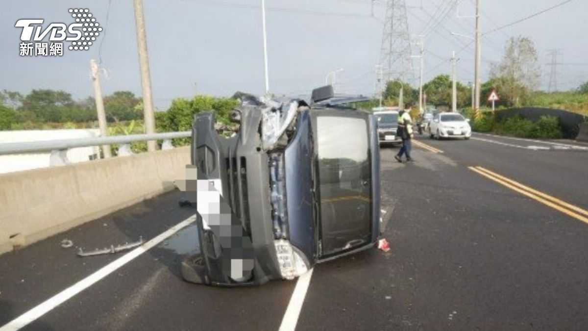 前車軸突斷裂 嘉義小貨車「失控翻覆變形」駕駛受困