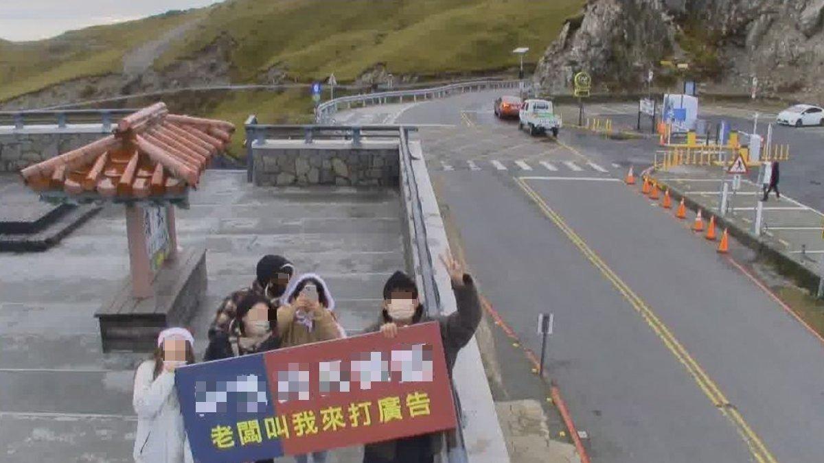 男子與友人對著鏡頭揮手合照。（圖／翻攝自臉書爆廢公社）