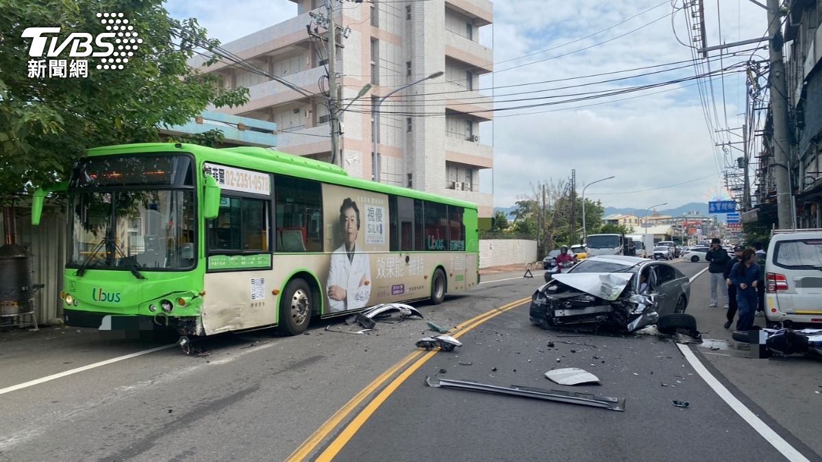 有片/跨雙黃線遭公車擊落!台中轎車頭慘爆裂 男下半身受困