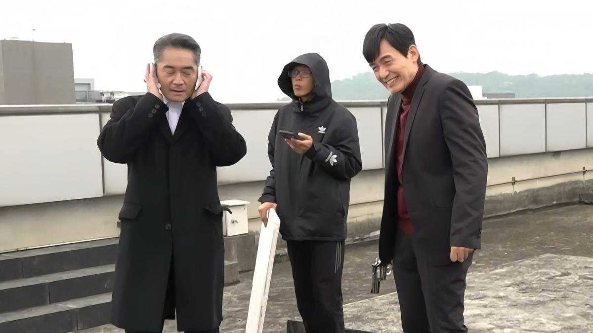 江國賓(左)、霍正奇(右)頂寒流拍重頭戲。(圖/三立提供)