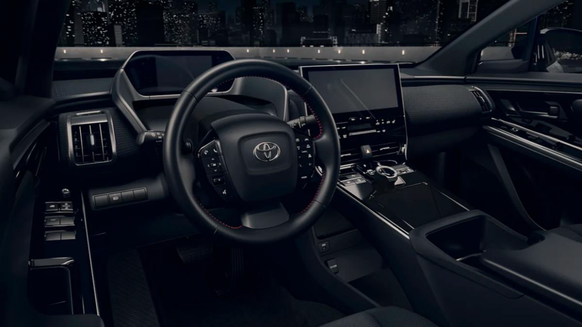 bZ4X Nightshade車內導入SofTex織布與紅色縫線提升個性元素。（圖／ Toyota）