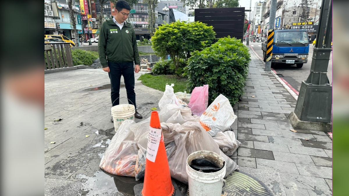 死亡魚群眾多，環保局甚至要用8個袋子才能裝得下。（圖／台中市議員黃守達提供）