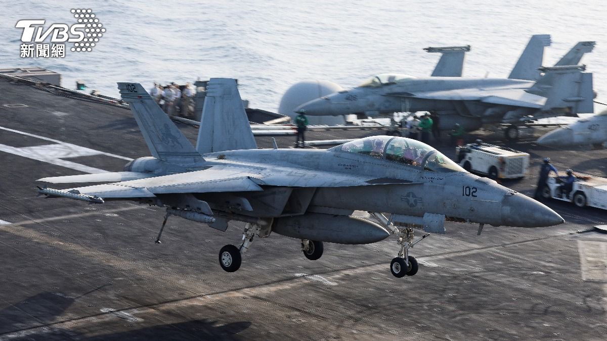 這2架F/A-18「超級大黃蜂」戰機有1架被飛彈擊中,另1架則成功閃避。(示意圖/達志影像路透社)