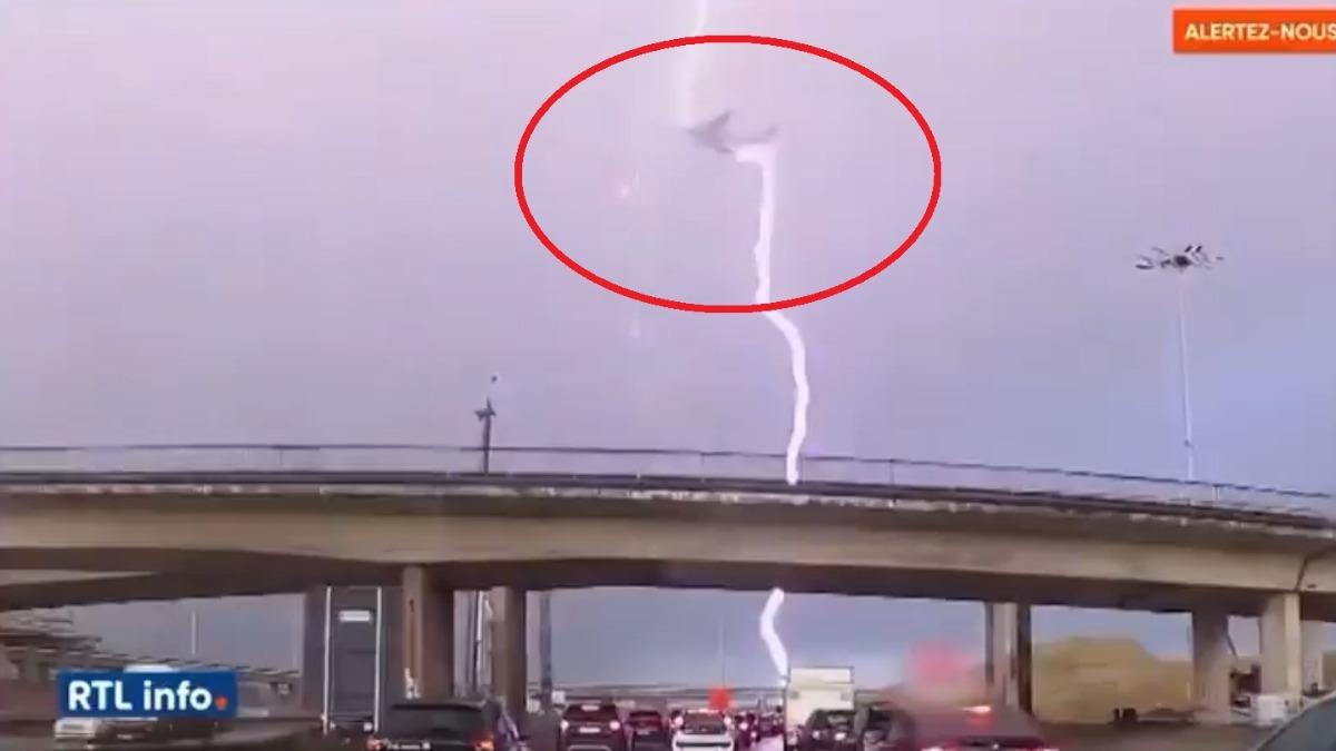 貨機遭遇雷擊的瞬間恰巧被地面汽車的行車紀錄器拍下。(圖/翻攝自X@LejeuneXa)