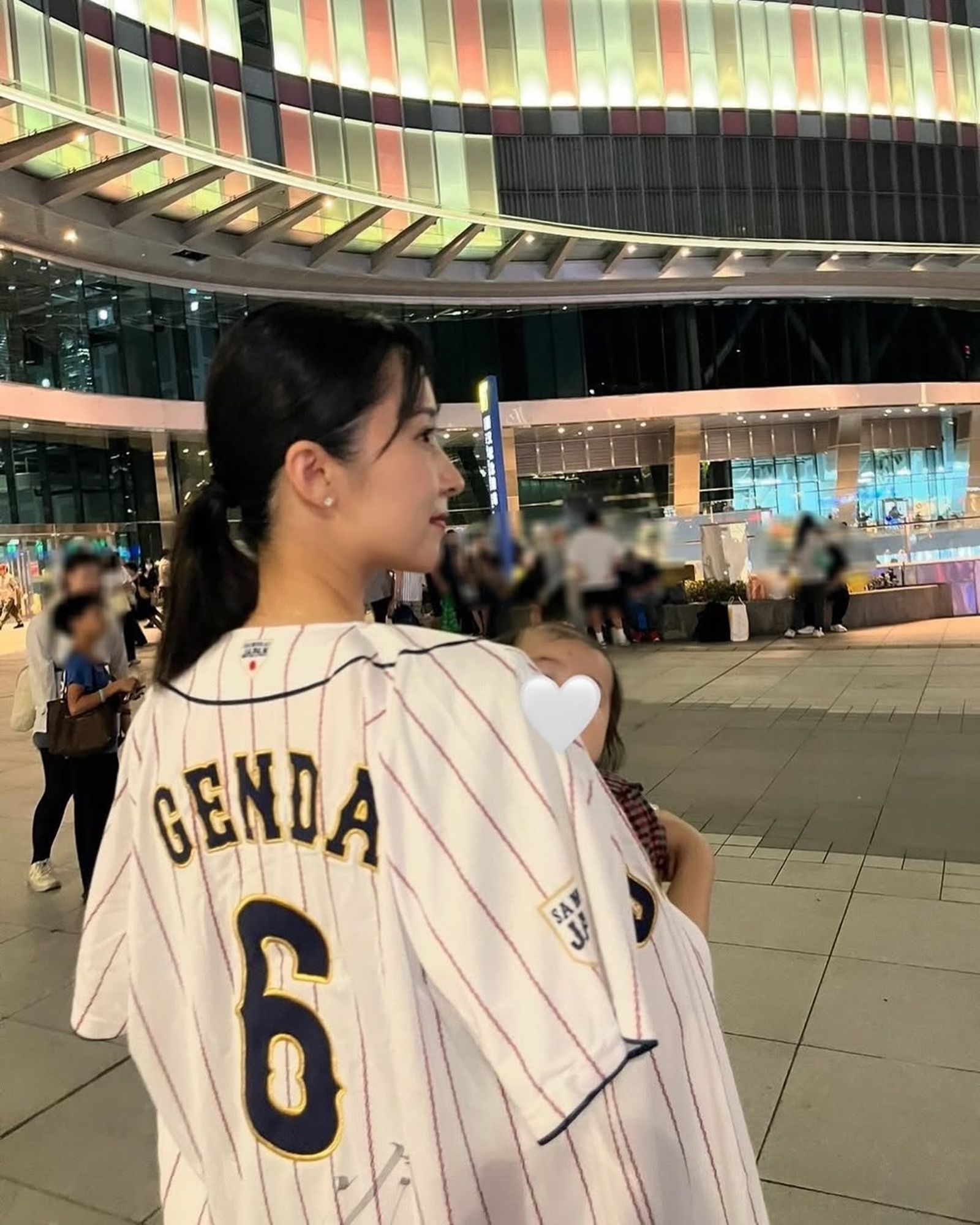 衛藤美彩帶小孩來大巨蛋替老公加油,沒想到源田壯亮被爆在台期間跟小三約會。(翻攝衛藤美彩IG)