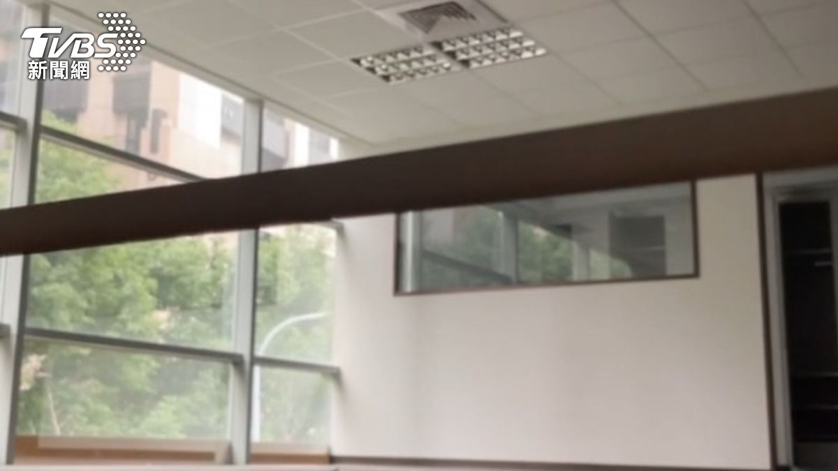 李小姐控訴,遭男同事誘騙至沒有監視器的休息室性騷擾。(圖/TVBS)