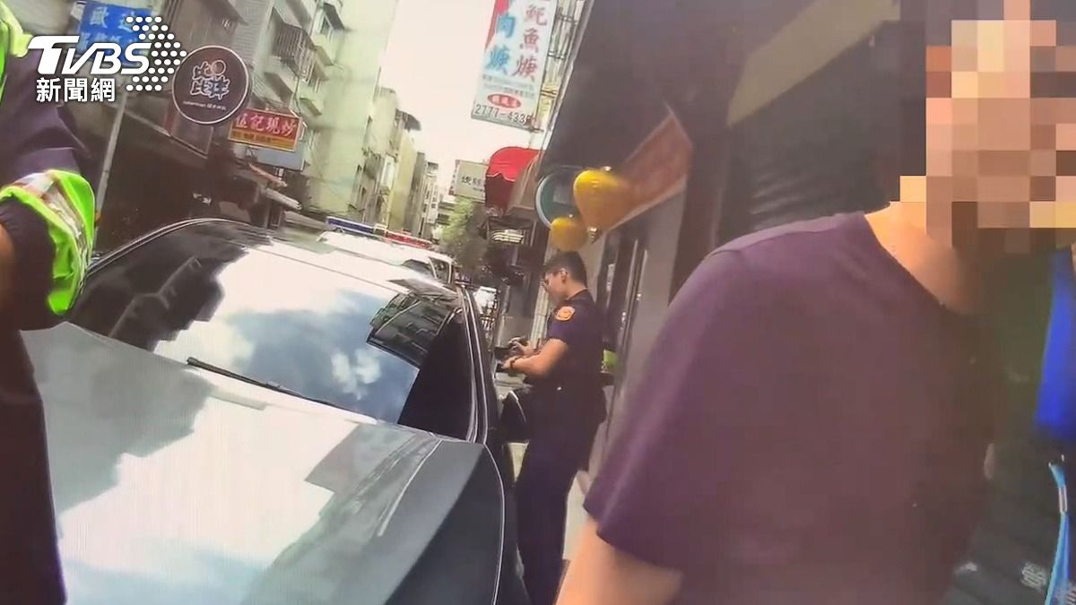 獨/一線三的沒用啦!酒駕沿路闖紅燈 遭攔嗆警脫制服單挑