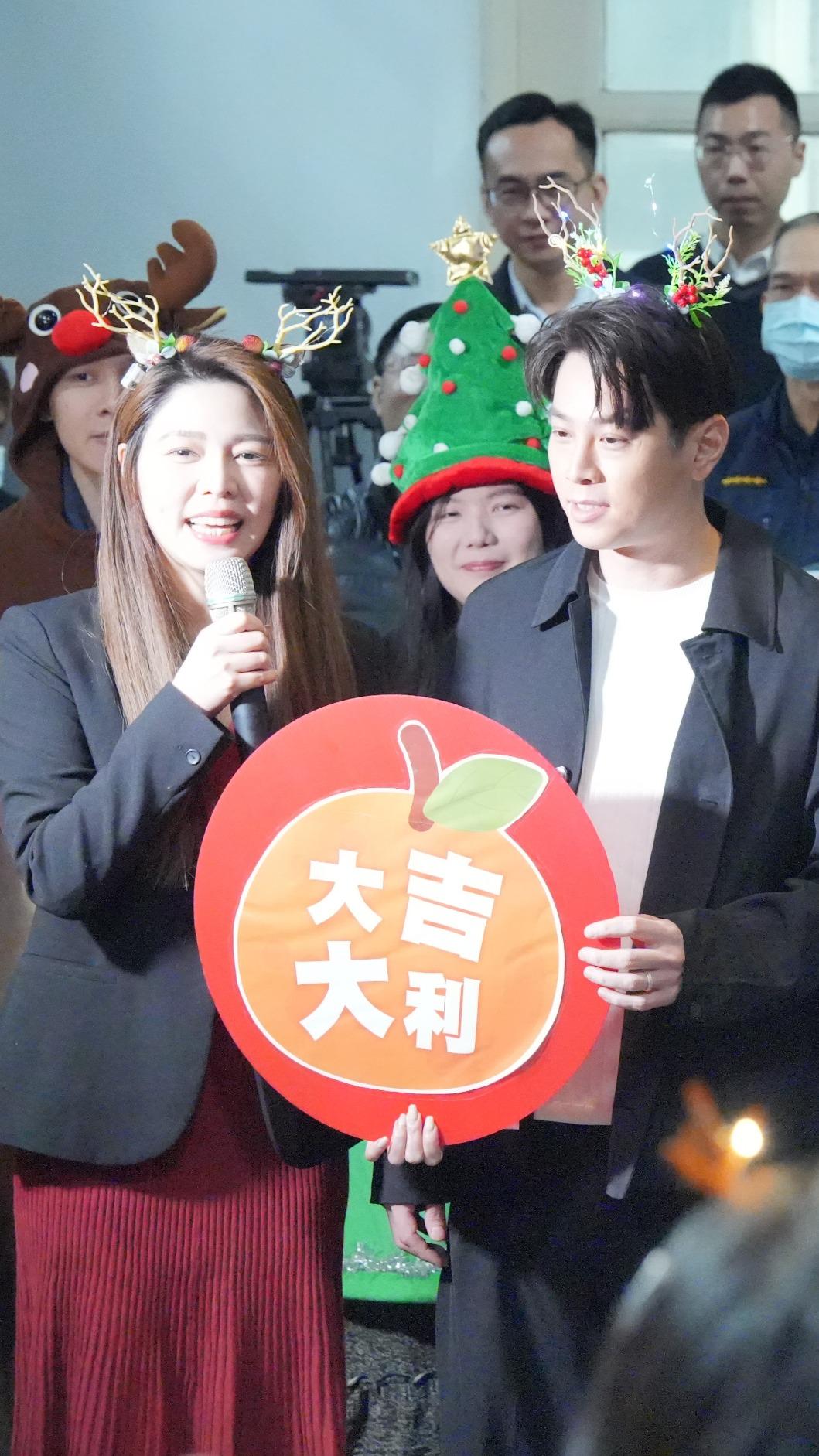 白家綺和吳東諺現身禱告。(圖/藝起發光協會提供)