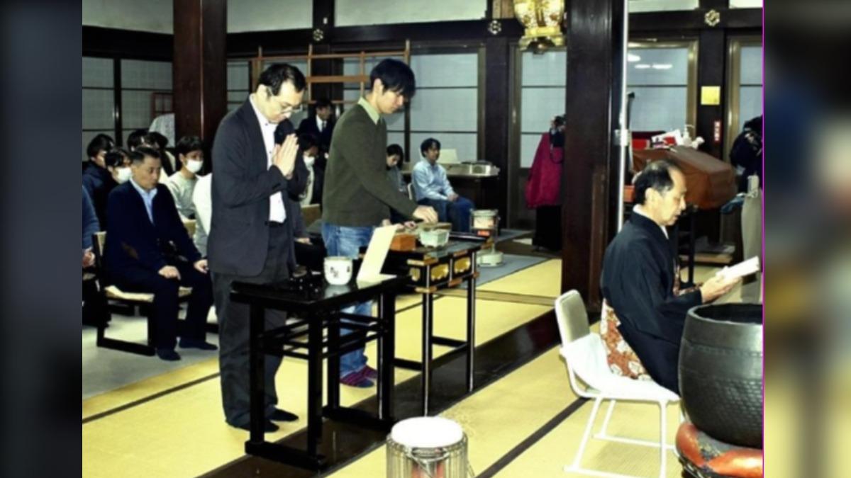 日本Earth製藥為了悼念因產品開發犧牲的生物，舉行一場昆蟲追悼會。（圖／翻攝自livedoorNews）