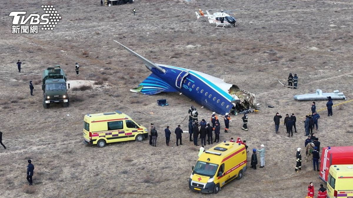亞塞拜然航空在哈薩克發生空難,飛機殘骸四散。(圖/達志影像路透社)