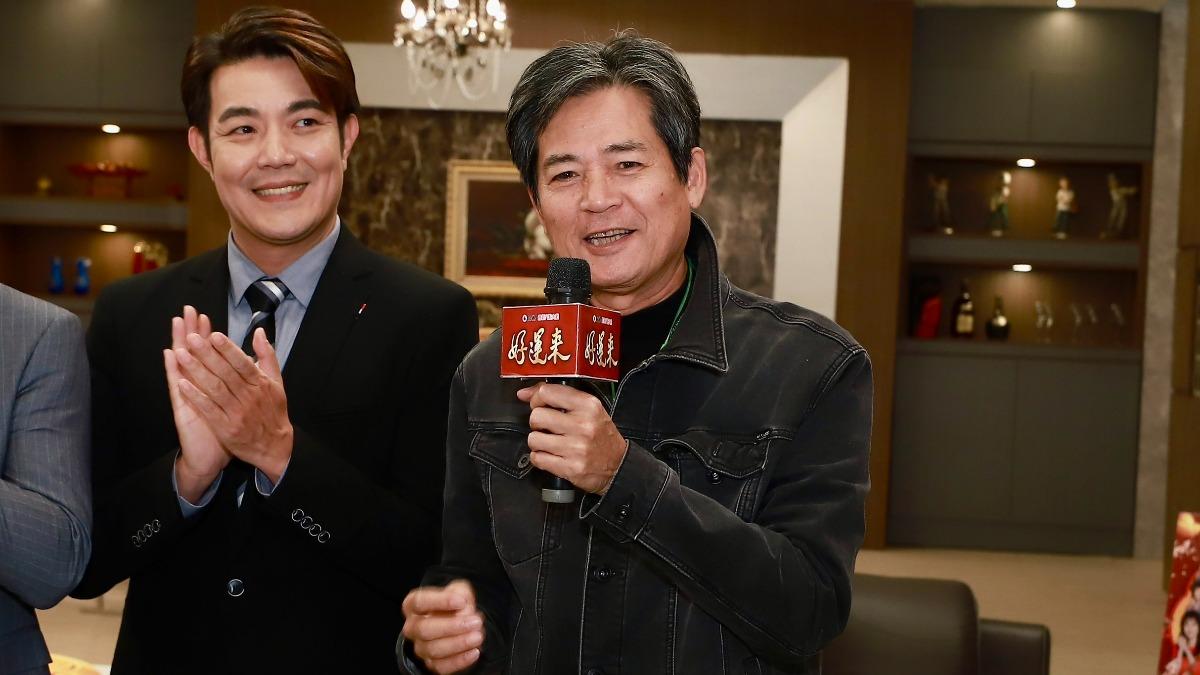 蕭大陸(右)感謝觀眾支持。(圖/民視提供)