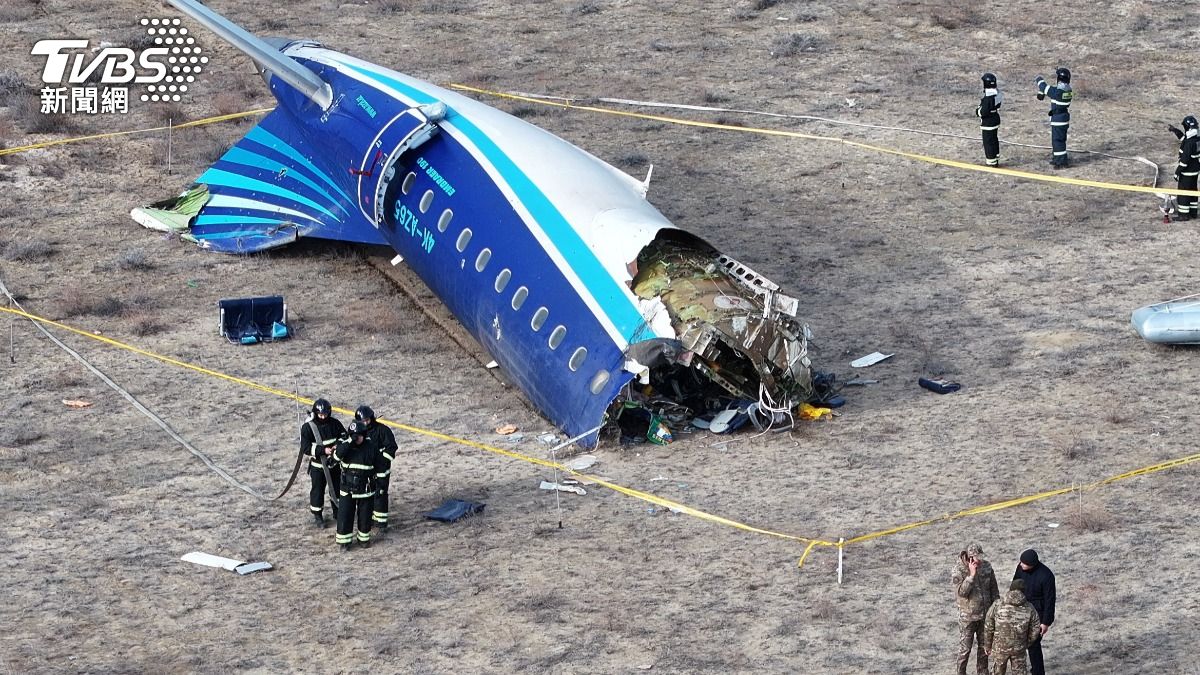 哈薩克空難客機斷裂殘骸四散 機長反覆拉升仍不幸墜地化火球