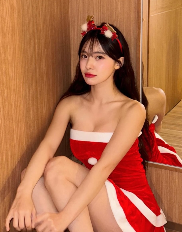 李多慧辣曬性感聖誕裝。（圖／翻攝自李多慧 IG）