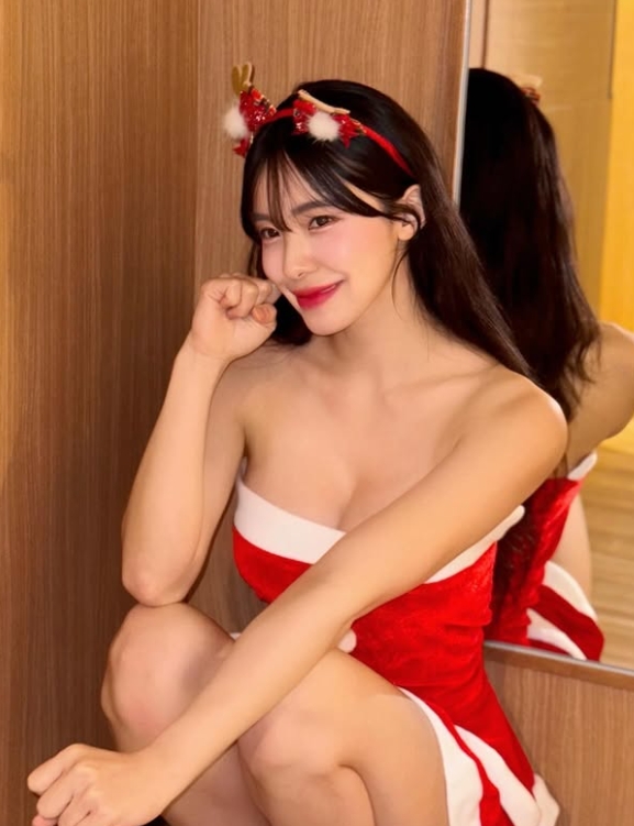 李多慧對著鏡頭賣萌。（圖／翻攝自李多慧 IG）