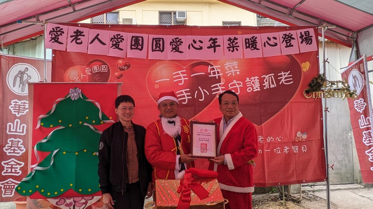 台電台中區處趁著耶誕佳節前夕,繼續推動弱勢關懷。(圖/台電台中區處提供)