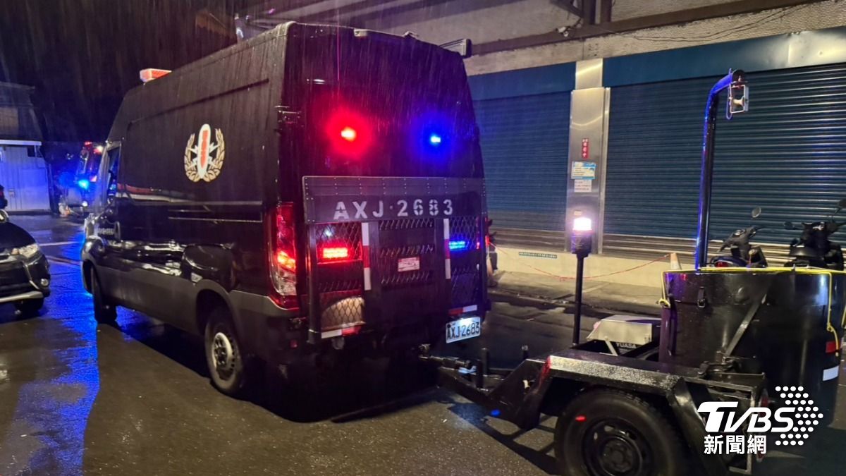 警局鑑識人員回到現場採證,發現疑似爆裂物。(圖/TVBS)