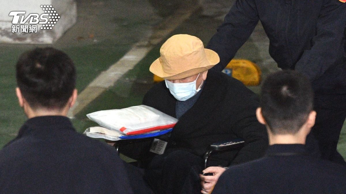 沈慶京坐在輪椅上由法警推入北檢。(圖/TVBS)
