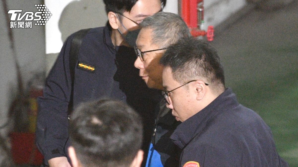 柯文哲下囚車臉上並無太多情緒。（圖／胡瑞麒攝）