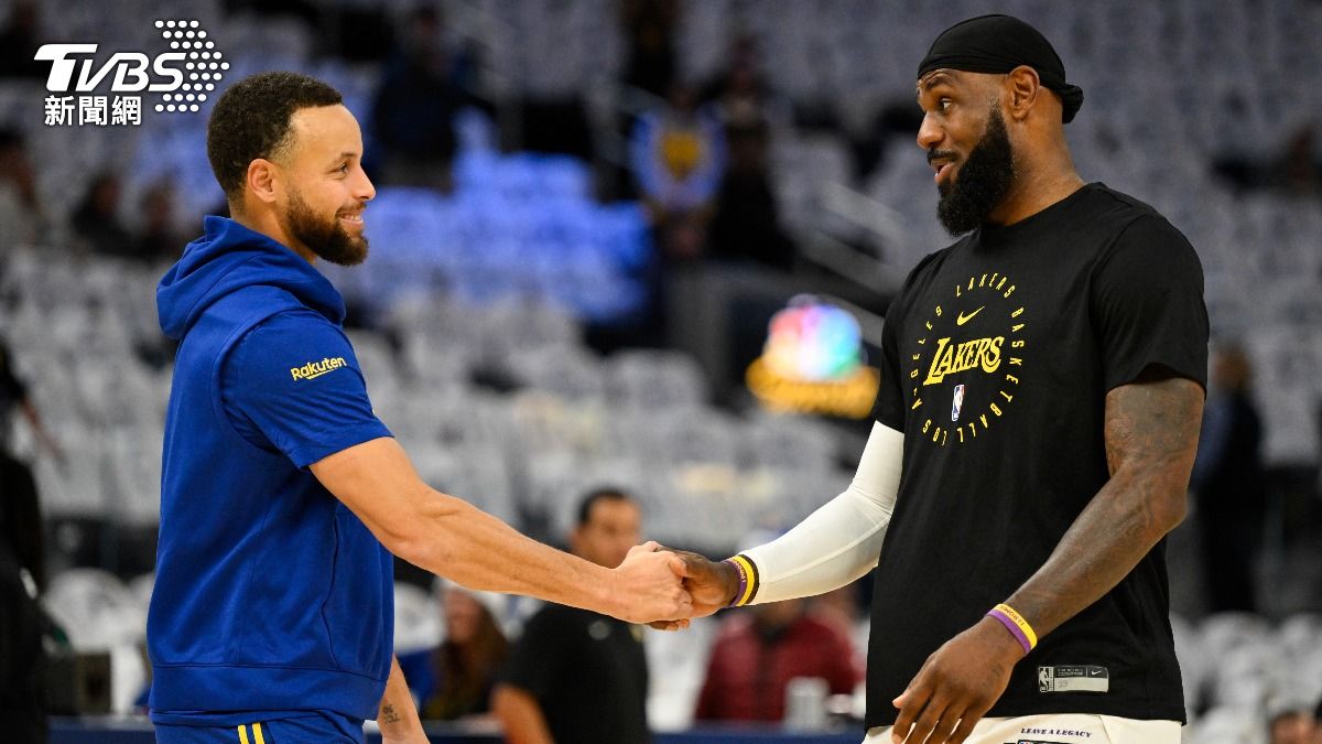 詹姆斯與柯瑞（Stephen Curry）。（圖／達志影像美聯社）