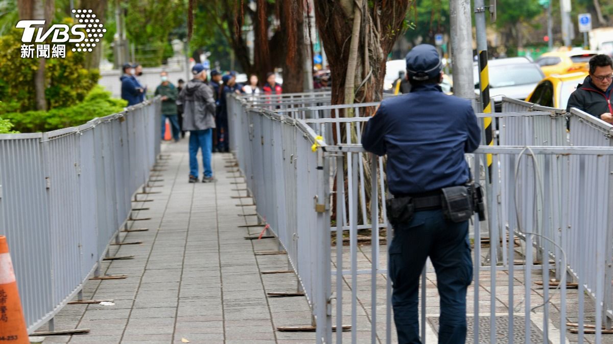 柯文哲囚車押抵!防小草爆發衝突 警大陣仗「架拒馬」