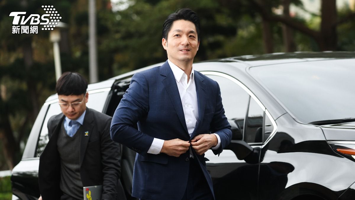 台北市長蔣萬安（右）26日上午搭車赴行政院列席院會，下車時向媒體致意。（圖／中央社）