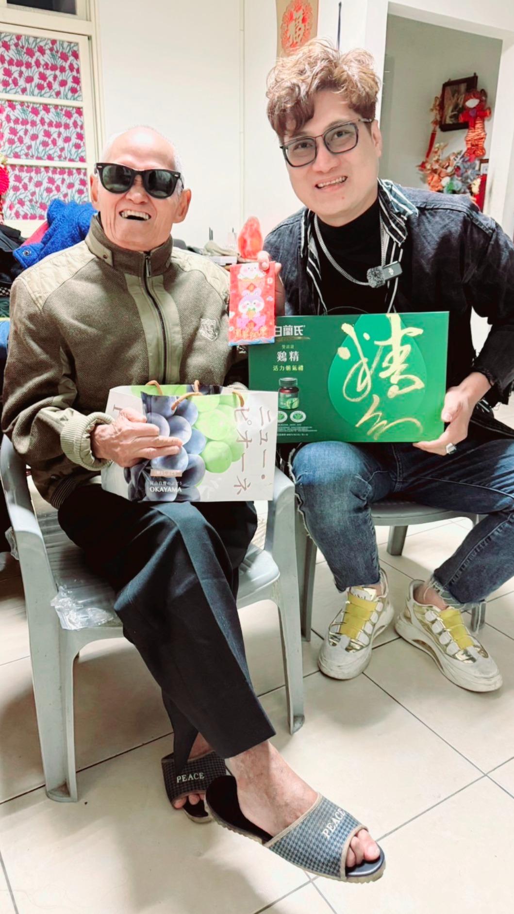 楊哲（右）相當擔心前輩李炳輝夫妻的生計。（圖／豪記唱片提供）