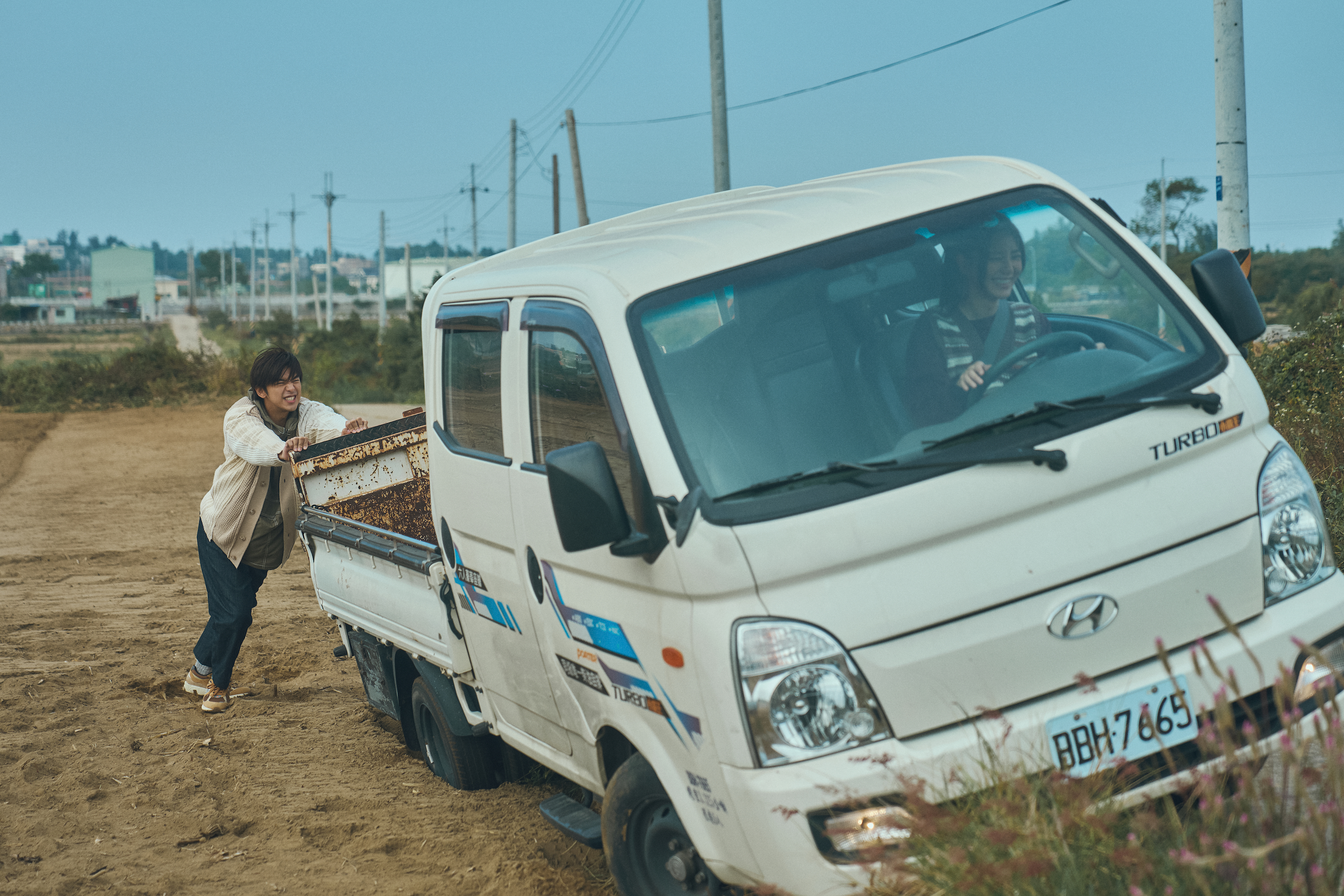 郭雪芙出意外「駕車衝田裡」!陳柏霖急救援幫推車 驚險過程曝光