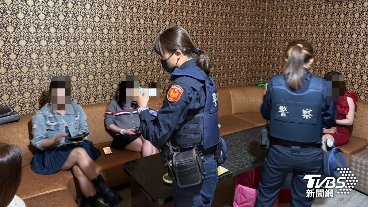 強力掃蕩!屏東里港警大臨檢 長腿妹翹腳「排排坐沙發」
