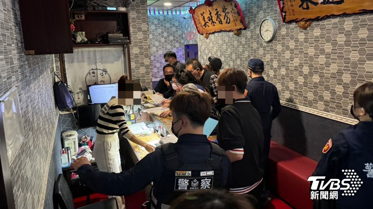 里港警方密集對娛樂場所展開強力掃蕩。（圖／TVBS）